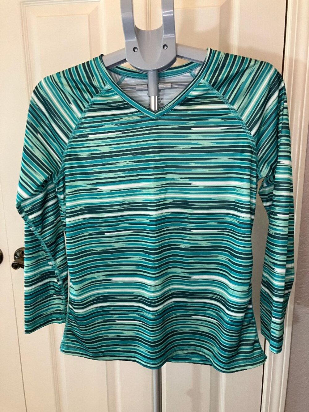 Kanu Surf Aqua Blue Striped Long Sleeve Rash Guard Top | Size Large